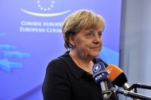 Angela Merkel looks for deal to keep Greece in euro zone - ảnh 1